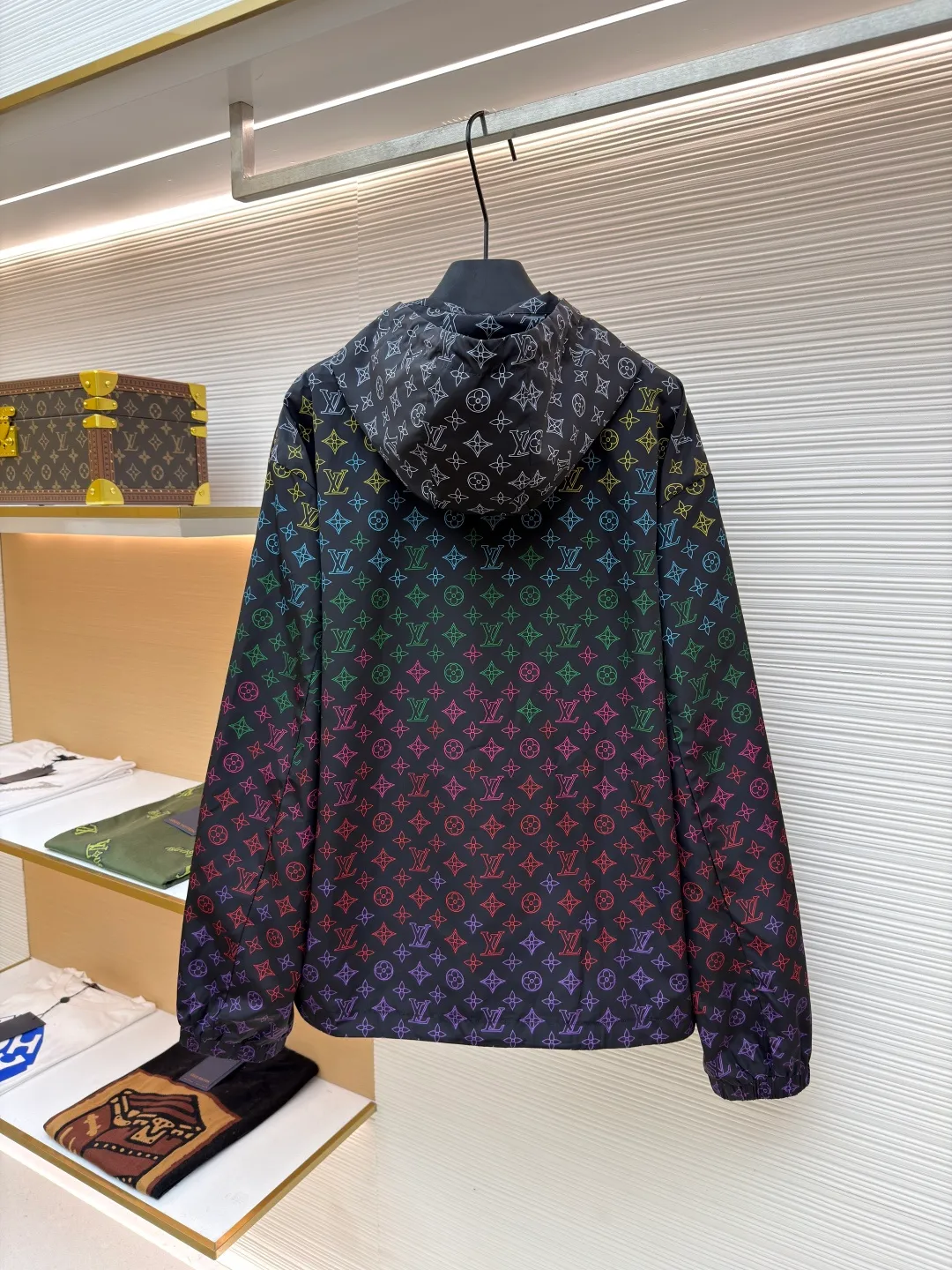 LOUIS VUITTON gradient logo jacquard jacket ●Original version: purchased and developed at 23099 ●Item number: 1680984-B25 ●Fabric: windproof technical fabric ●Technology: jacquard production ●Version: fitted version ●Weight: about 420 grams ●Size: S-M-L-XL ●Description: The whole piece of clothing was purchased for 23,900 ZP and disassembled. It is made of custom windproof jacquard technical fabrics and imported from Italy. It is decorated with Monogram printing throughout to render a subtle gradient effect. The placket is molded to customize the LV hollow letter zipper, the hooded drawstring design is molded to the hem, and the hem is molded to customize the LV letter logo adjustment buckle. It is truly a 1:1 copy. The overall wiring is straight and delicate, the fabric is comfortable and soft, and the color is consistent without color difference. It can be matched with the same style to create a fashionable look and control various occasions. Customized accessories, complete with three standards, same style for men and women!